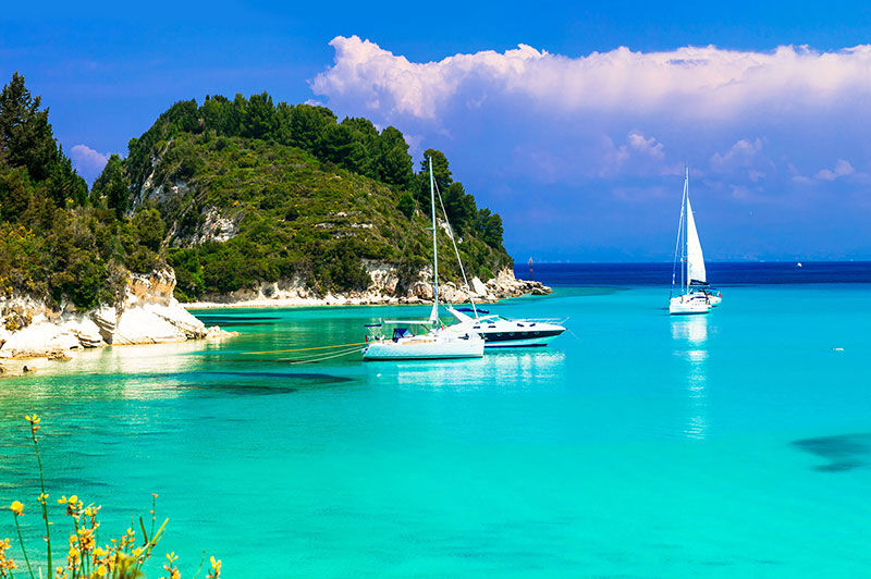 Boote vor Anker in einer wunderschönen, ruhigen Bucht in Griechenland mit türkisfarbenem Wasser