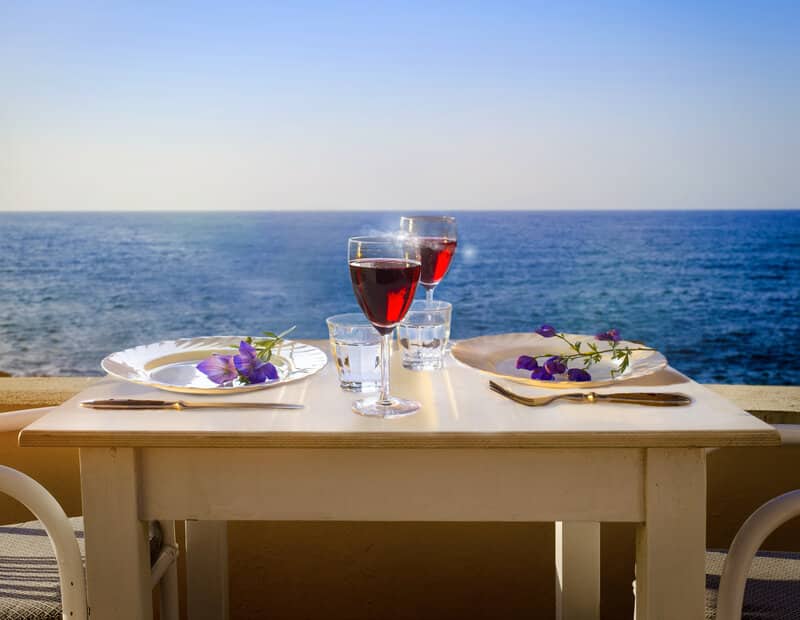 Restaurant table with ocean view | Sebastus Sailing