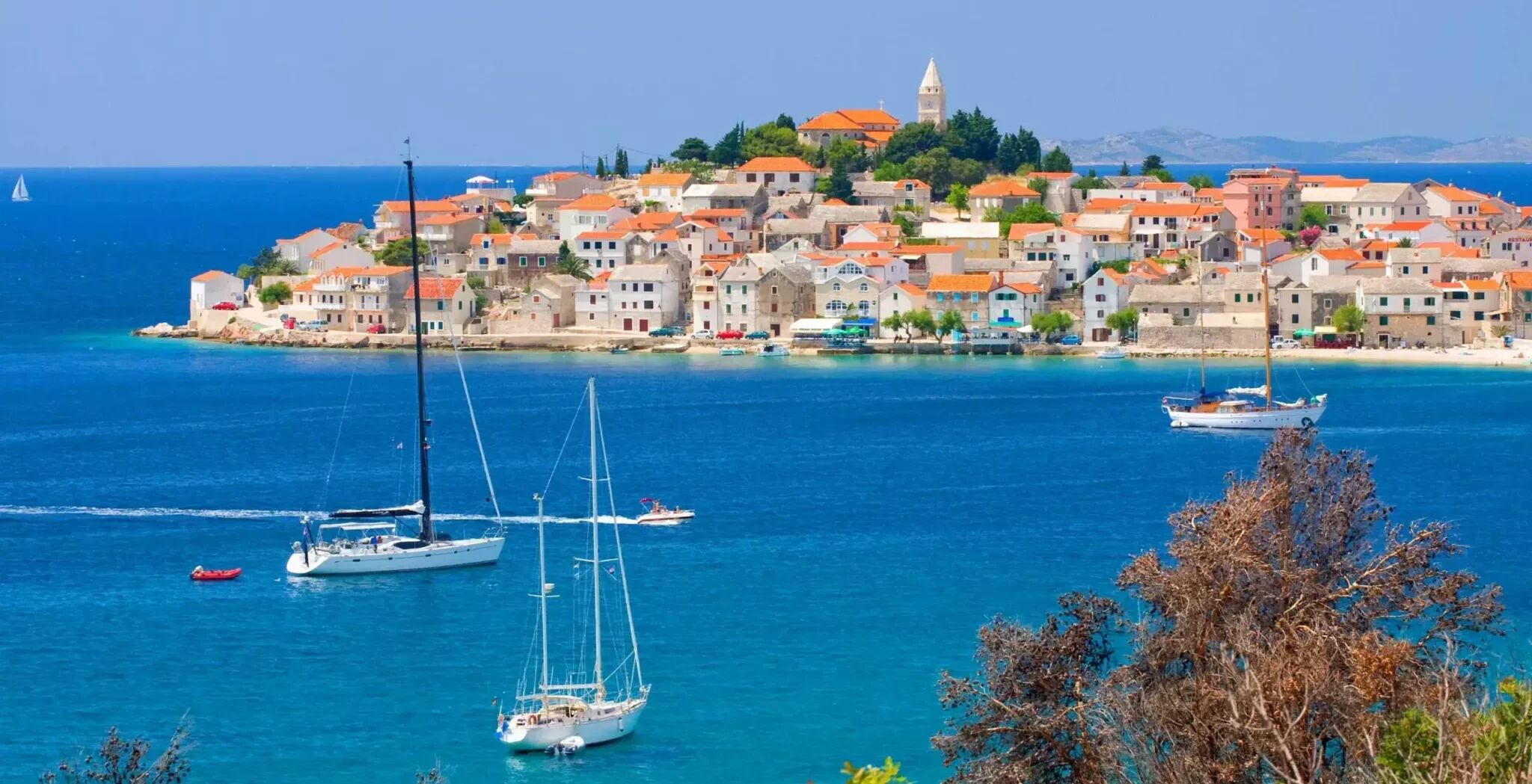 boats infront of Primošten